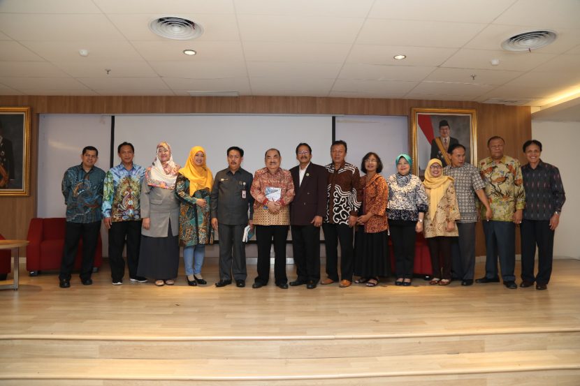 Pengurus PP IPI bersama Kepala Perpustakaan Nasional RI dan nara sumber diskusi